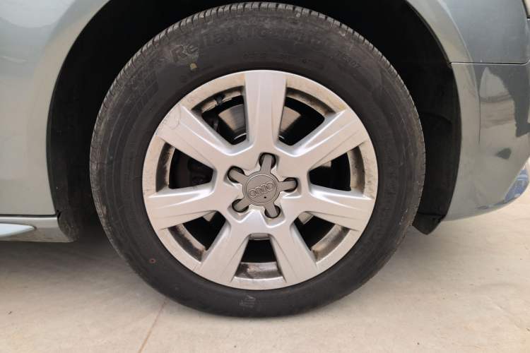 Used Audi A4L 2012 2.0 TFSI automatic Comfort trim level Right Front Wheel Hub