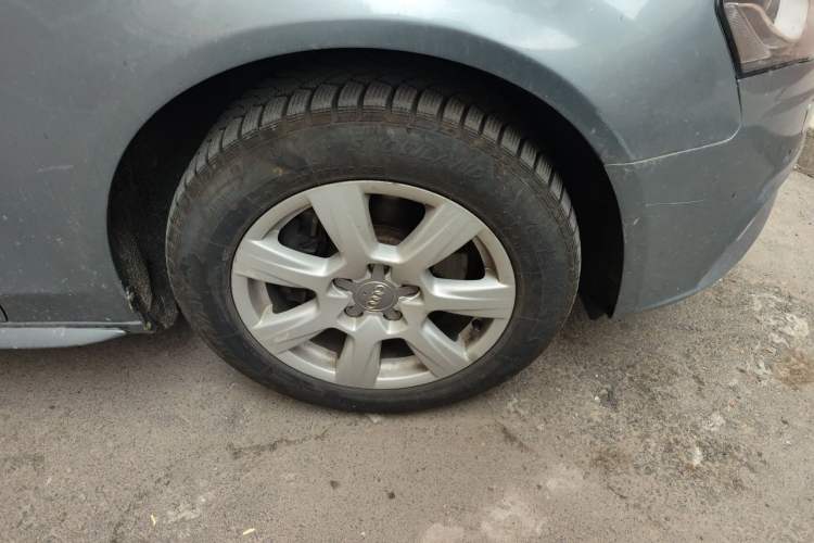 Used Audi A4L 2012 2.0 TFSI automatic Comfort trim level Right Front Wheel Hub