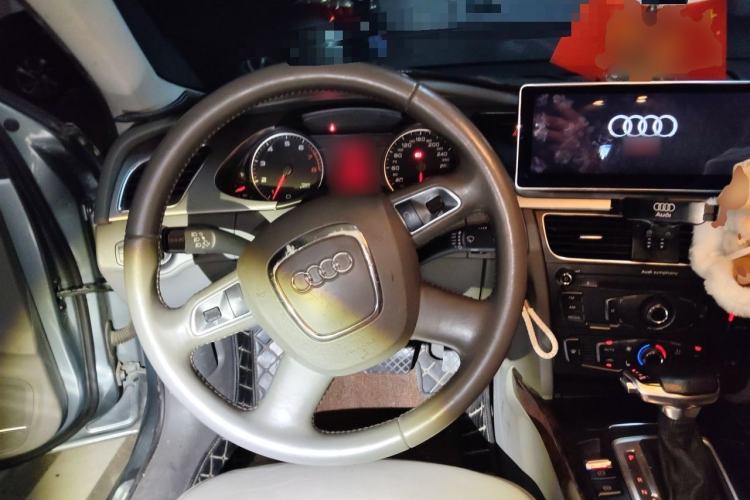 Used Audi A4L 2012 2.0 TFSI automatic Comfort trim level Steering Wheel