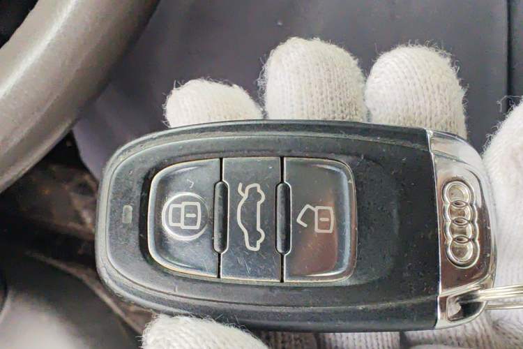 Used Audi A4L 2012 2.0 TFSI automatic Comfort trim level Vehicle Key
