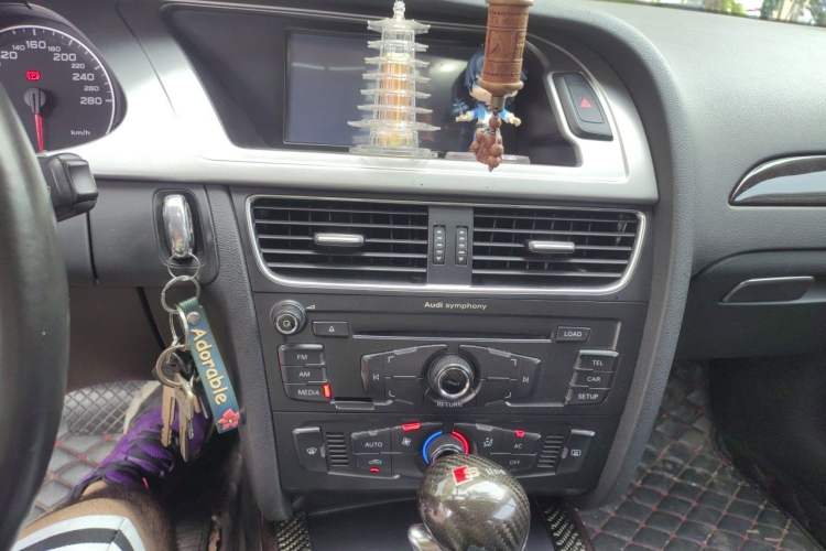 Used Audi A4L 2012 2.0 TFSI automatic standard version Audio And AC Panel