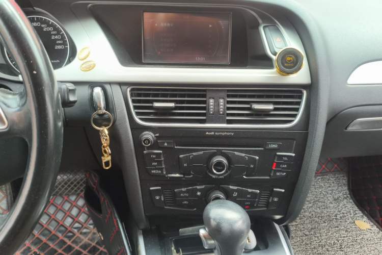 Used Audi A4L 2012 2.0 TFSI automatic standard version Audio And AC Panel