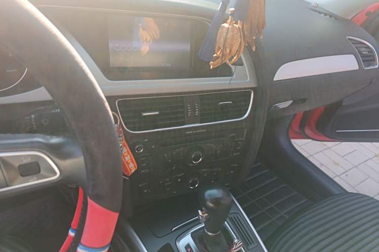 Used Audi A4L 2012 2.0 TFSI automatic standard version Audio And AC Panel