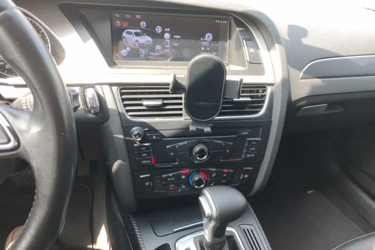 Used Audi A4L 2012 2.0 TFSI automatic Comfort trim level Audio And AC Panel