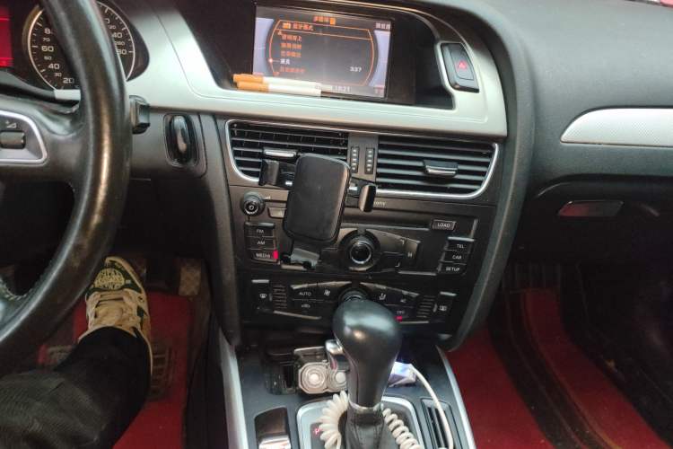 Used Audi A4L 2012 2.0 TFSI automatic standard version Audio And AC Panel