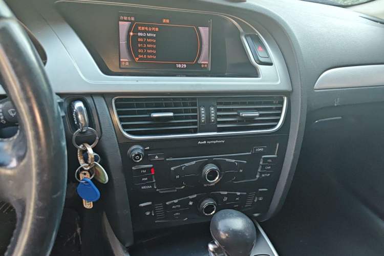 Used Audi A4L 2012 2.0 TFSI automatic standard version Audio And AC Panel