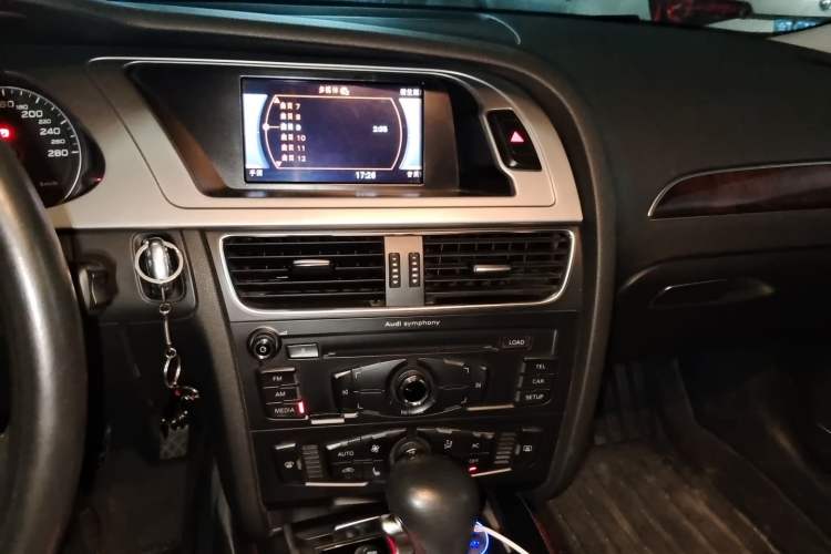 Used Audi A4L 2012 2.0 TFSI automatic Comfort trim level Audio And AC Panel