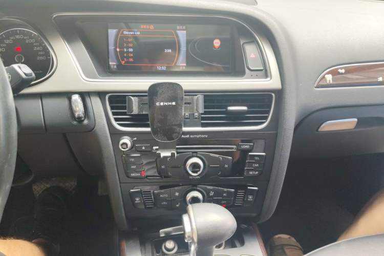 Used Audi A4L 2012 2.0 TFSI automatic Comfort trim level Audio And AC Panel