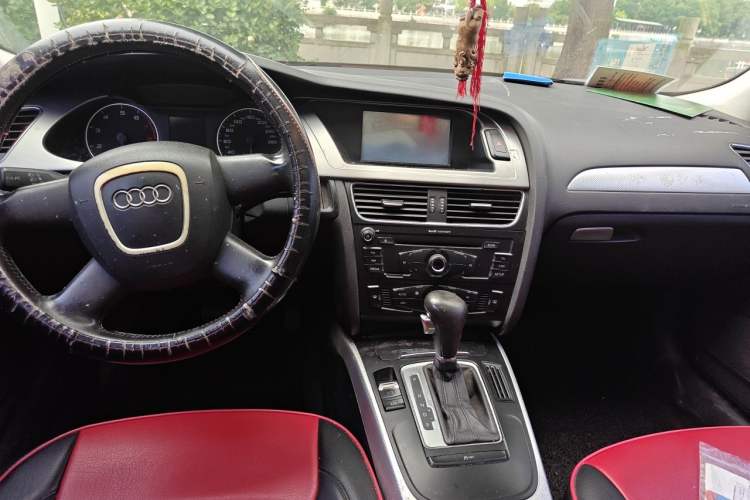 Used Audi A4L 2012 2.0 TFSI automatic standard version Center Console