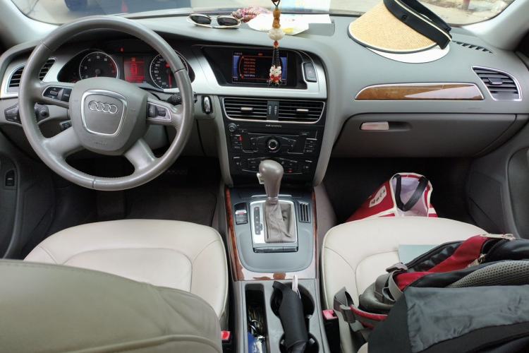 Used Audi A4L 2012 2.0 TFSI automatic Comfort trim level Center Console