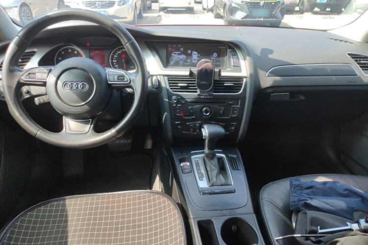 Used Audi A4L 2012 2.0 TFSI automatic Comfort trim level Center Console