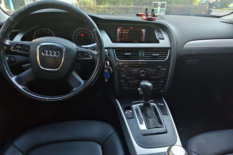 Used Audi A4L 2012 2.0 TFSI automatic standard version Center Console