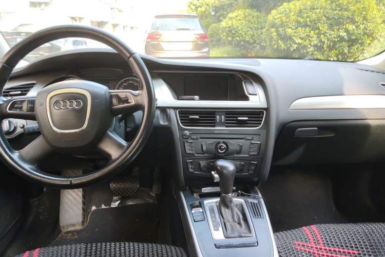 Used Audi A4L 2012 2.0 TFSI automatic sporty version Center Console
