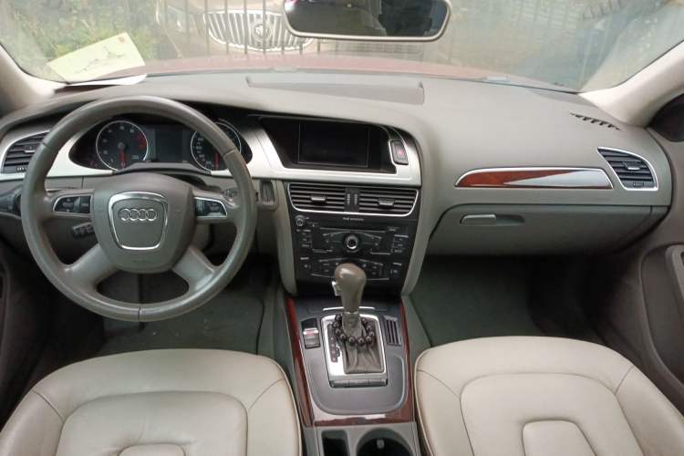 Used Audi A4L 2012 2.0 TFSI automatic Comfort trim level Center Console
