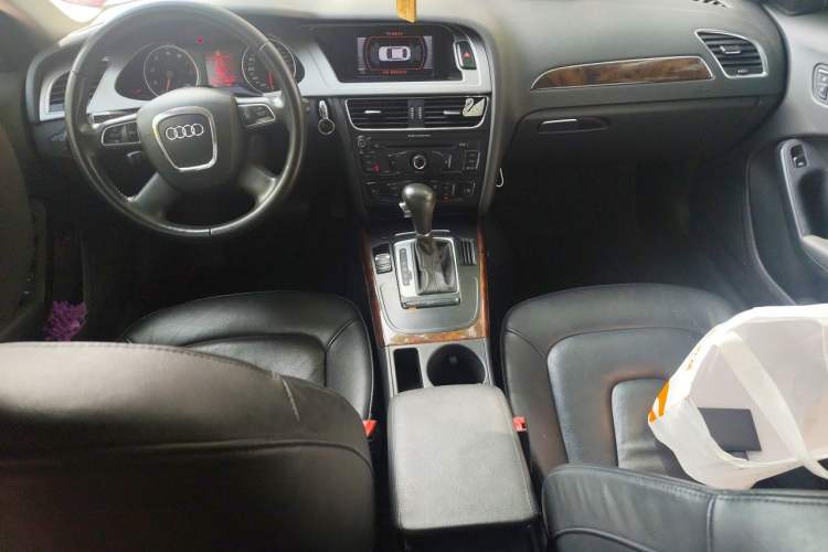 Used Audi A4L 2012 2.0 TFSI automatic Comfort trim level Center Console