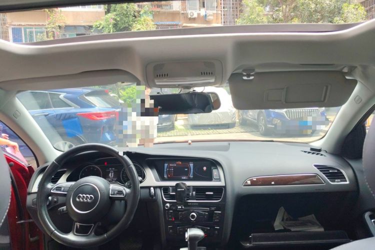 Used Audi A4L 2012 2.0 TFSI automatic Comfort trim level Center Console