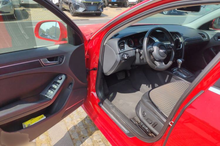 Used Audi A4L 2012 2.0 TFSI automatic Comfort trim level Driver Seat