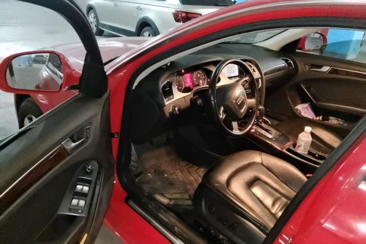 Used Audi A4L 2012 2.0 TFSI automatic Comfort trim level Driver Seat