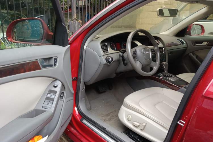 Used Audi A4L 2012 2.0 TFSI automatic Comfort trim level Driver Seat