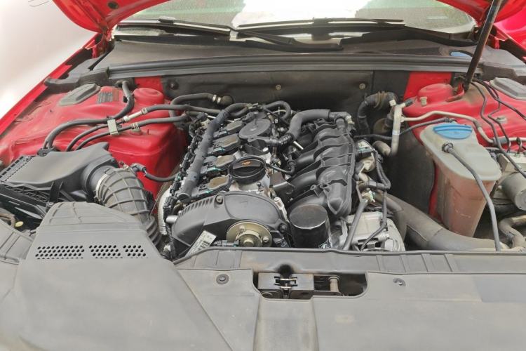 Used Audi A4L 2012 2.0 TFSI automatic standard version Engine Bay