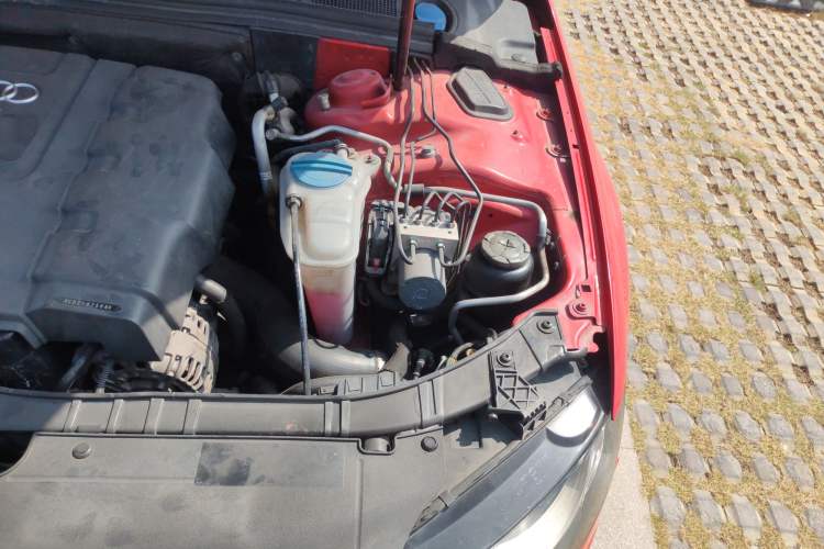 Used Audi A4L 2012 2.0 TFSI automatic Comfort trim level Engine Bay Left