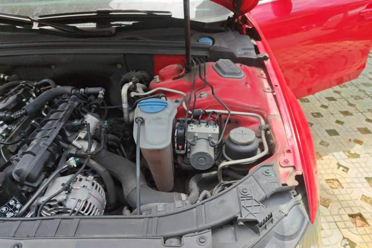 Used Audi A4L 2012 2.0 TFSI automatic standard version Engine Bay Left