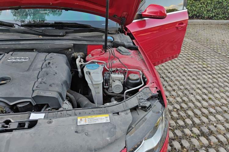 Used Audi A4L 2012 2.0 TFSI automatic standard version Engine Bay Left