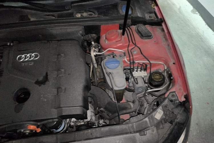 Used Audi A4L 2012 2.0 TFSI automatic standard version Engine Bay Left