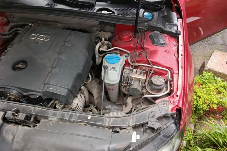 Used Audi A4L 2012 2.0 TFSI automatic Comfort trim level Engine Bay Left