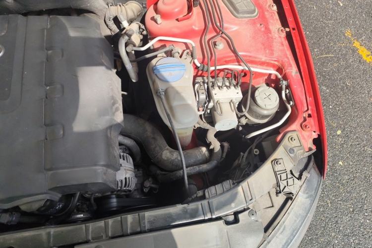 Used Audi A4L 2012 2.0 TFSI automatic Comfort trim level Engine Bay Left