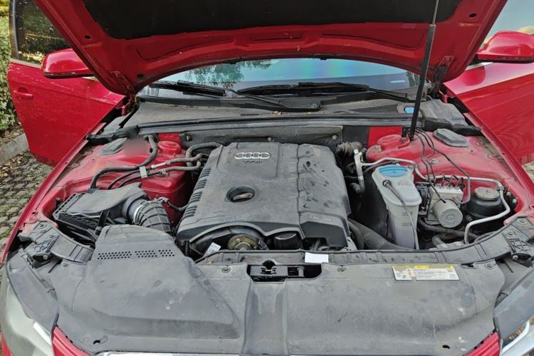 Used Audi A4L 2012 2.0 TFSI automatic standard version Engine Bay
