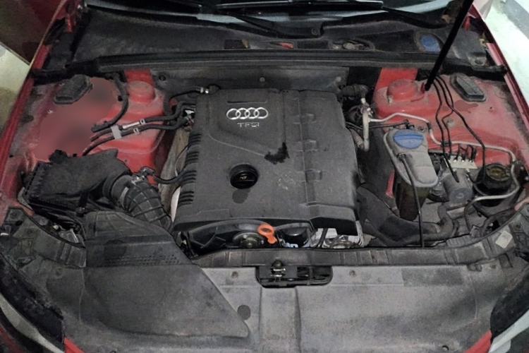 Used Audi A4L 2012 2.0 TFSI automatic standard version Engine Bay