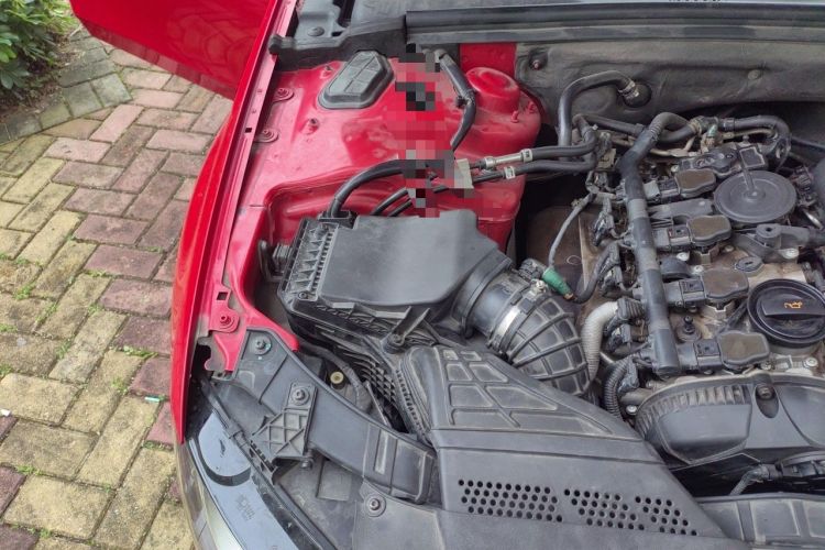 Used Audi A4L 2012 2.0 TFSI automatic standard version Engine Bay Right