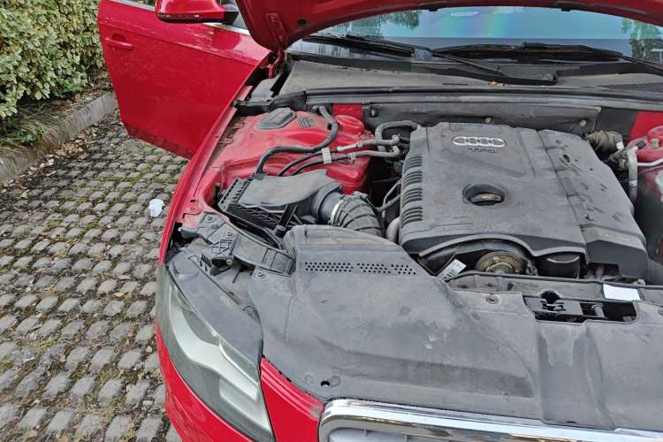 Used Audi A4L 2012 2.0 TFSI automatic standard version Engine Bay Right