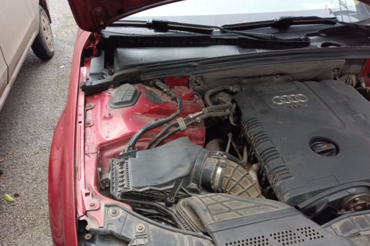 Used Audi A4L 2012 2.0 TFSI automatic Comfort trim level Engine Bay Right