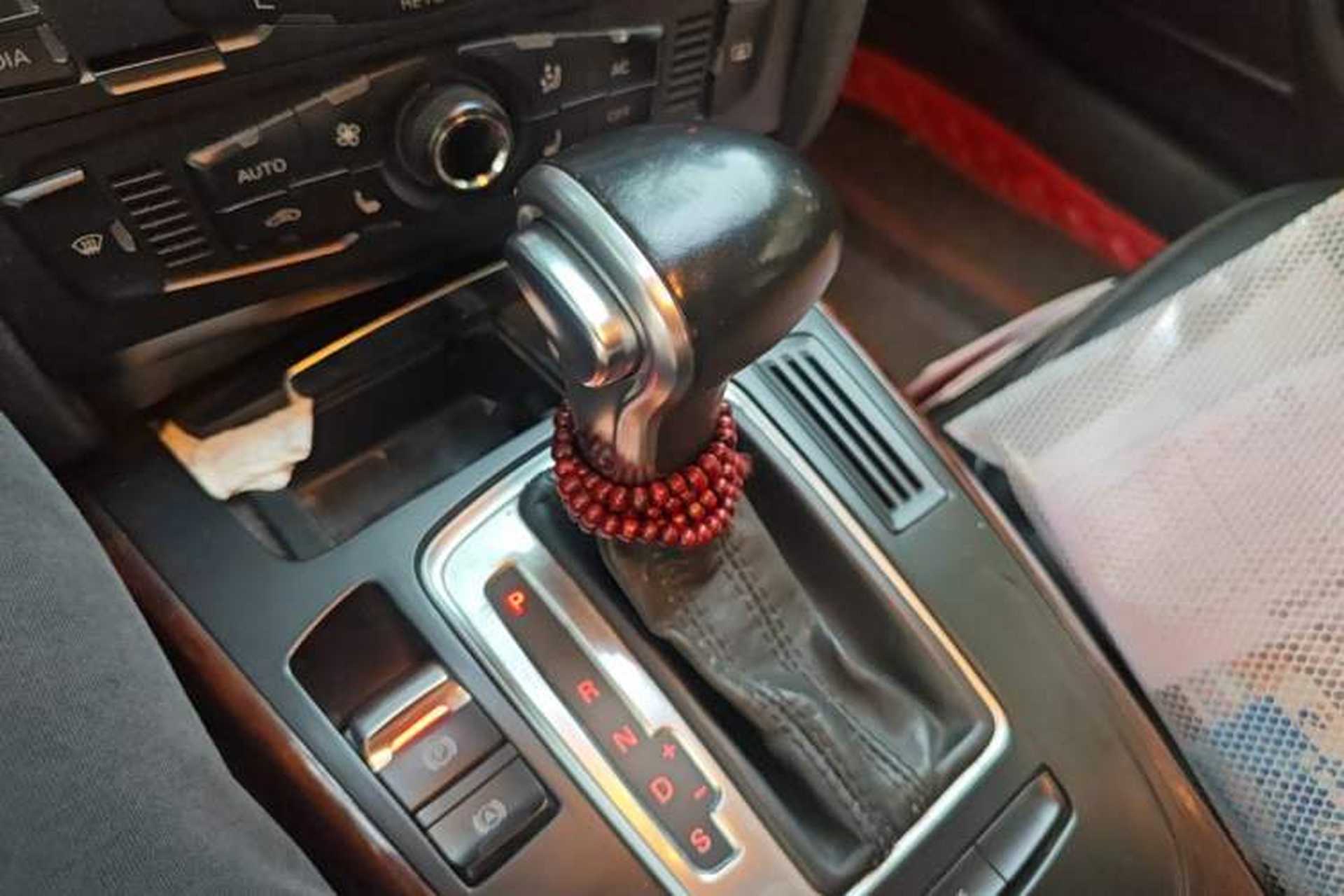 Used Audi A4L 2012 2.0 TFSI automatic Comfort trim level Gear Lever