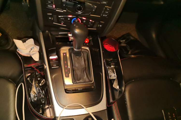 Used Audi A4L 2012 2.0 TFSI automatic Comfort trim level Gear Lever