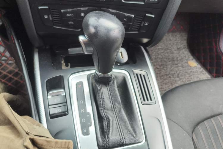 Used Audi A4L 2012 2.0 TFSI automatic standard version Gear Lever