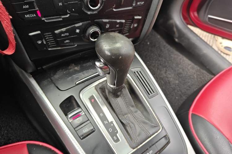 Used Audi A4L 2012 2.0 TFSI automatic standard version Gear Lever