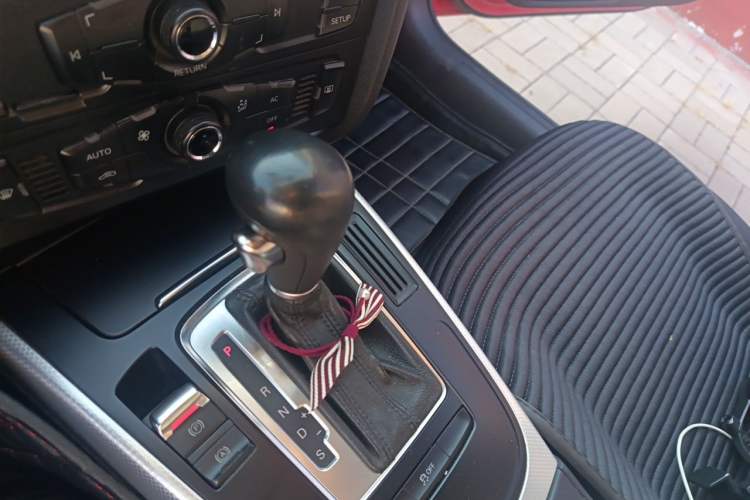 Used Audi A4L 2012 2.0 TFSI automatic standard version Gear Lever
