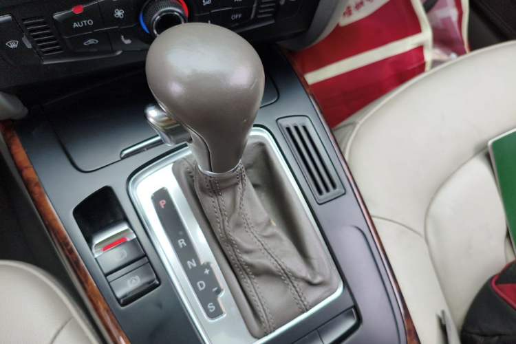 Used Audi A4L 2012 2.0 TFSI automatic Comfort trim level Gear Lever