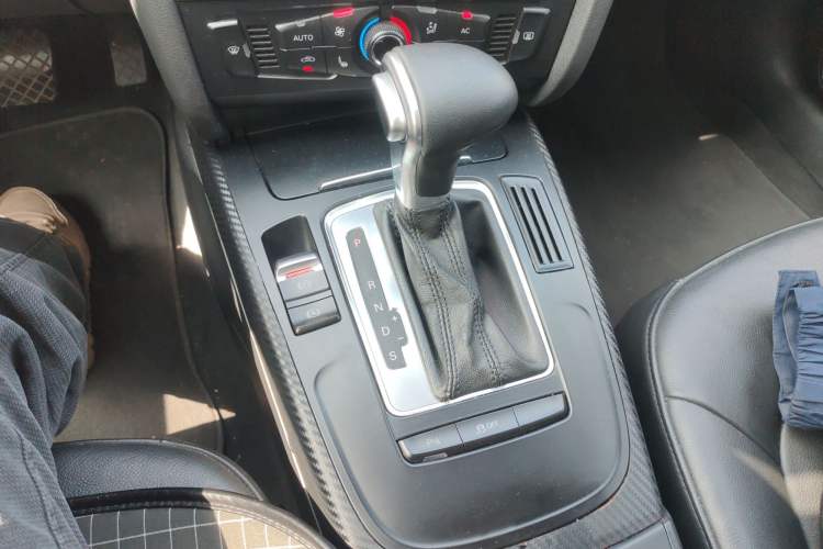 Used Audi A4L 2012 2.0 TFSI automatic Comfort trim level Gear Lever