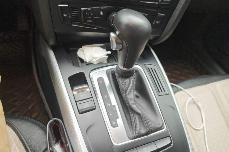 Used Audi A4L 2012 2.0 TFSI automatic standard version Gear Lever