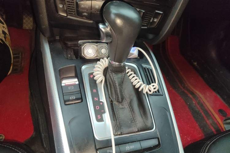 Used Audi A4L 2012 2.0 TFSI automatic standard version Gear Lever