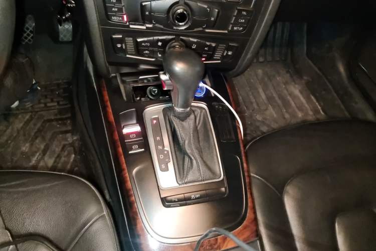 Used Audi A4L 2012 2.0 TFSI automatic Comfort trim level Gear Lever