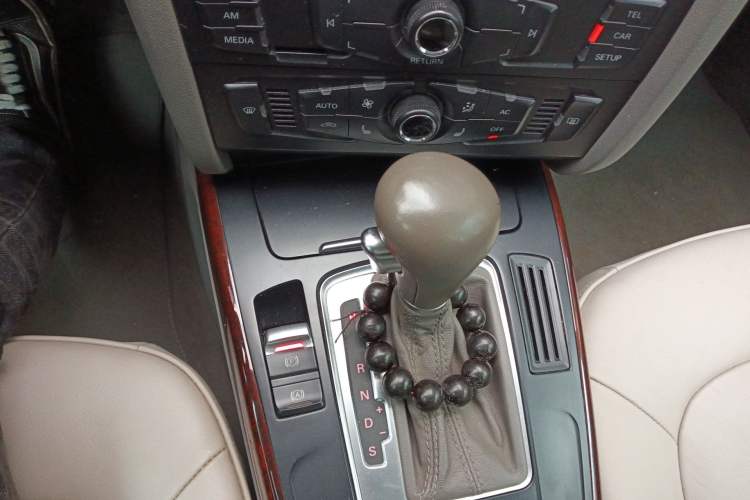 Used Audi A4L 2012 2.0 TFSI automatic Comfort trim level Gear Lever