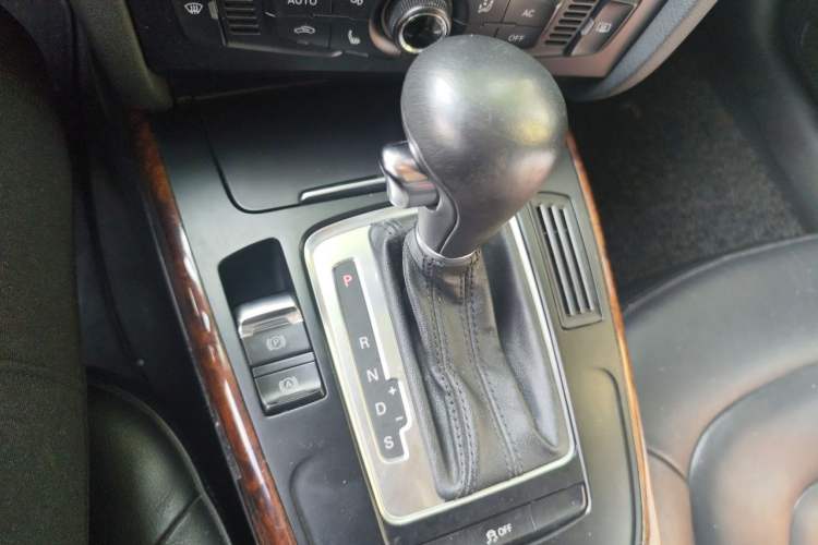 Used Audi A4L 2012 2.0 TFSI automatic Comfort trim level Gear Lever