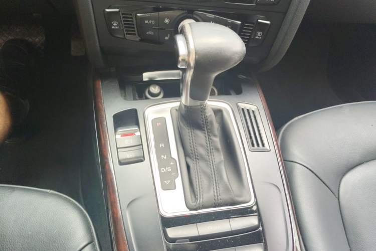 Used Audi A4L 2012 2.0 TFSI automatic Comfort trim level Gear Lever