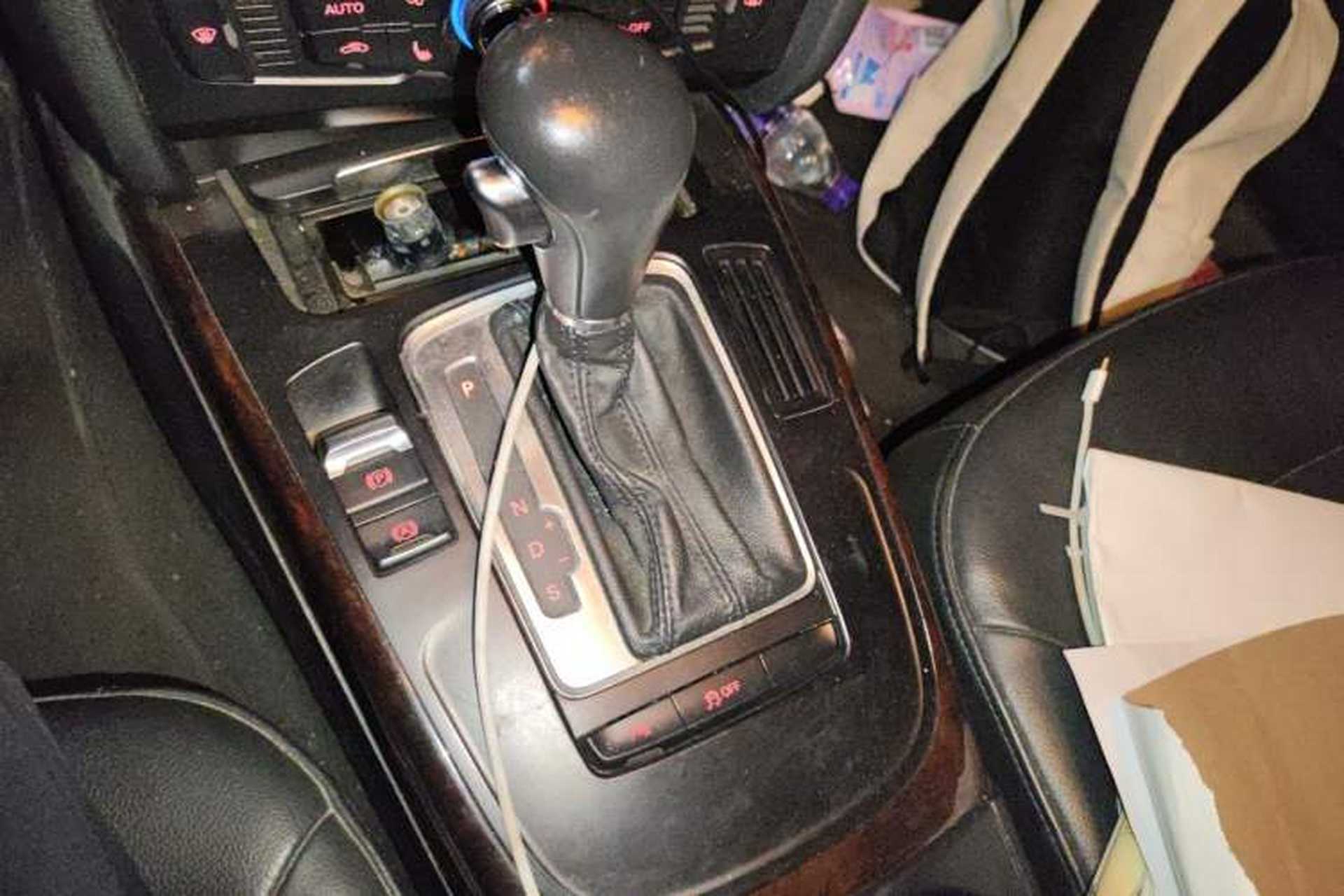 Used Audi A4L 2012 2.0 TFSI automatic Comfort trim level Gear Lever