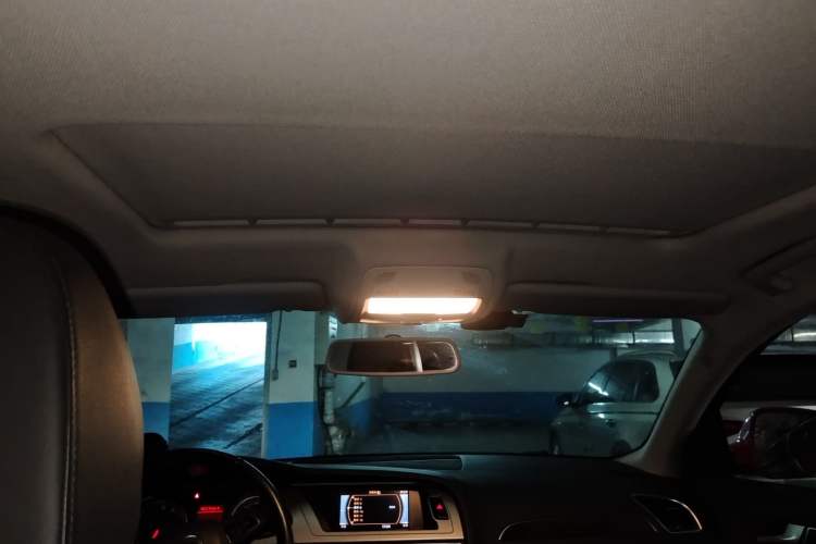 Used Audi A4L 2012 2.0 TFSI automatic Comfort trim level Headliner
